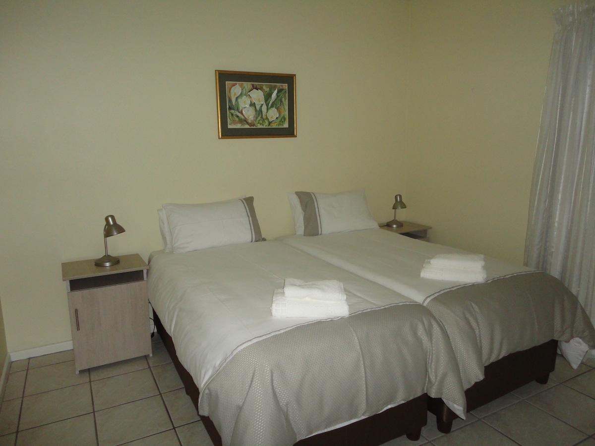 Chambre à deux lits confortable