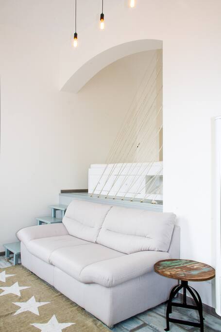 The bed (140x200 cm) is located on the fake floor.