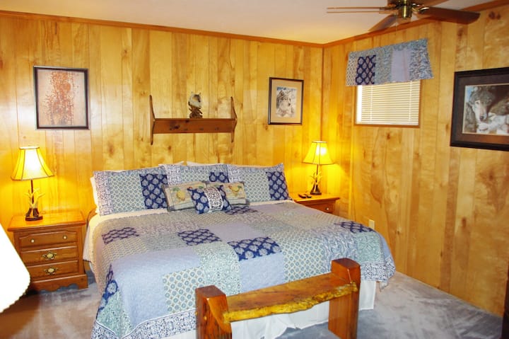 Dormitorio principal con cama tamaño king