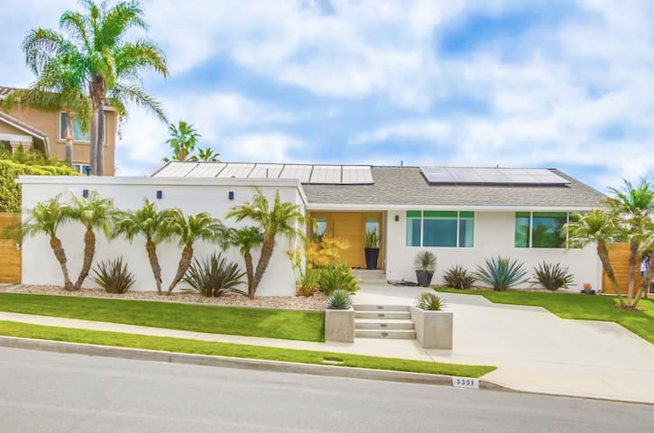 Modern Beach House Stunning Views! gallery image 4