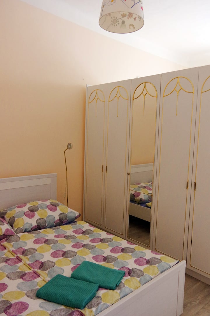 Огромни гардероби в спалнята/голям гардероб в спалнята