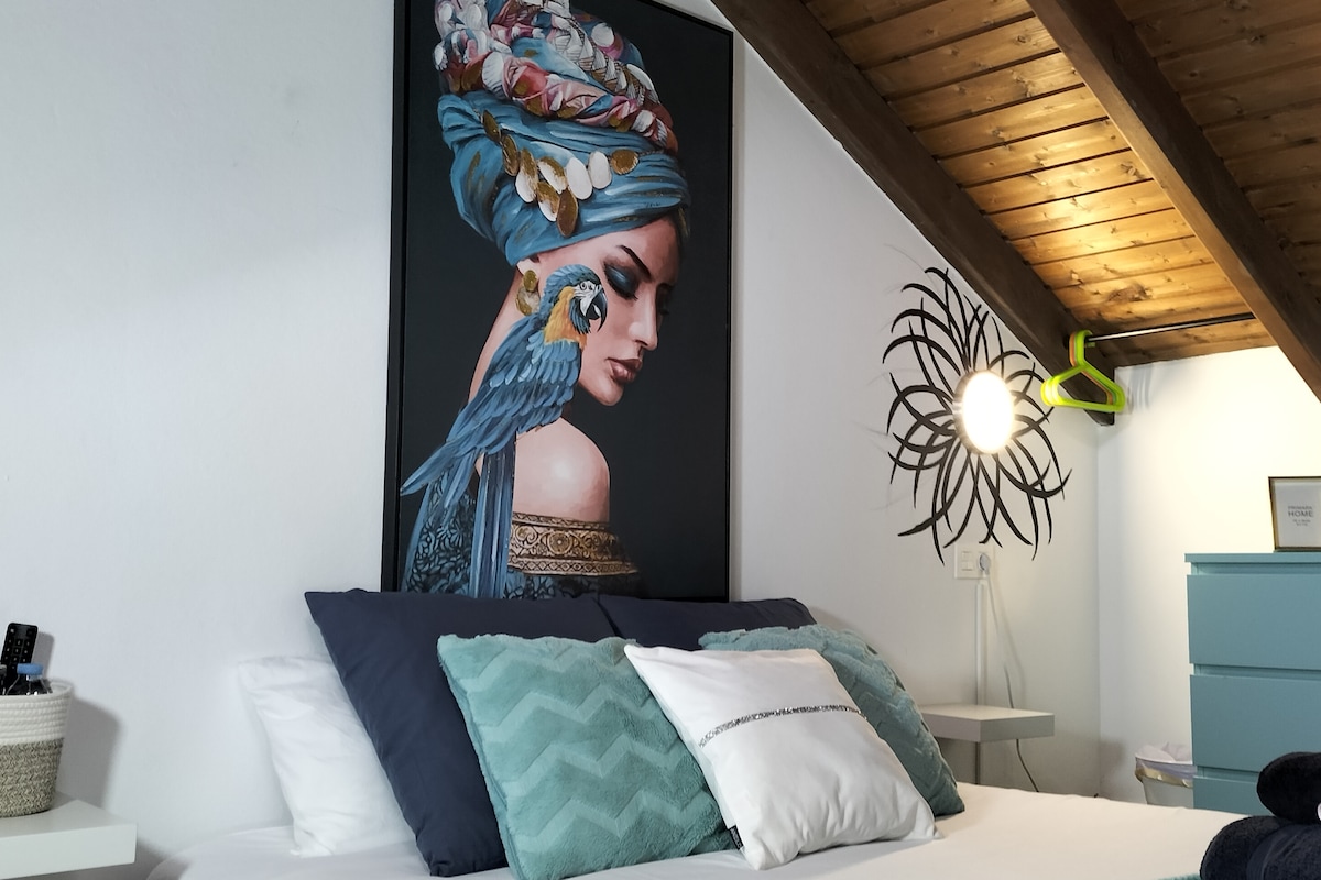 Ლამაზი ოთახი მდებარეობს ლოფტში 15 კვ/მ , გასაღებით, ტელევიზორით Netflix-ით, Disney+ და Movistar+. Მთავარ სახლს აქვს 420 კვ/მ ფართობი (საზიარო სახლი Airbnb სტუმრებთან ერთად). 