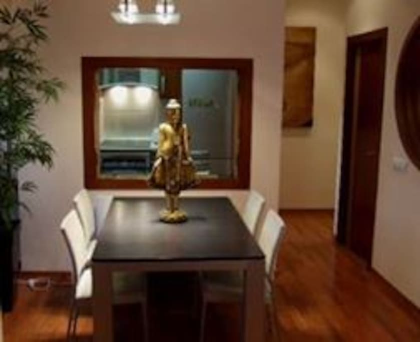 cocina con mesa y vistas al comedor