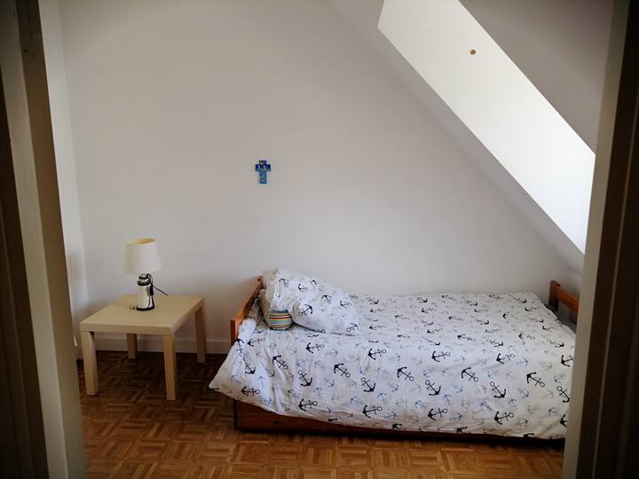 Chambre lits gigognes (2x 80 transformable en 160) et vaste placard exposee ouest sur rue 