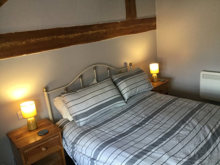 Საძინებელი ორადგილიანი საწოლით