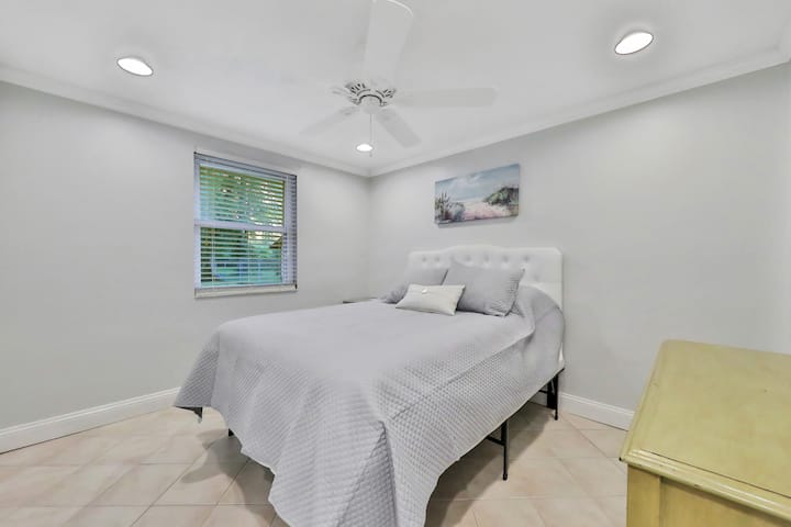 Dhomë gjumi me krevat të plotë të rehatshëm, dollap, komodinë dhe qëndrim nate