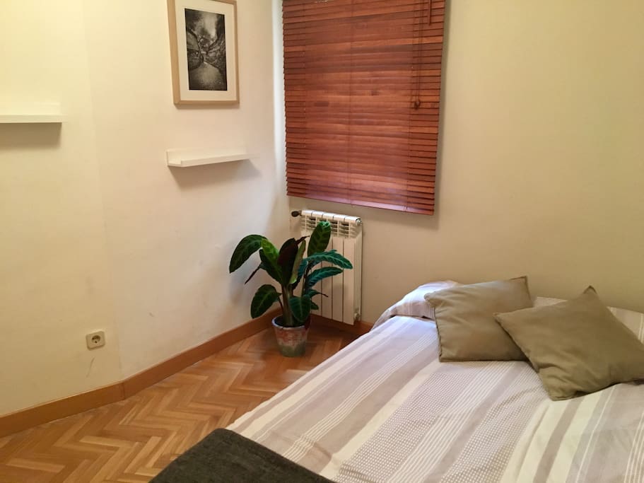 Private room with a 2 persons bed. The window leads to an inner yard so you can rest really relaxed with no noise.
