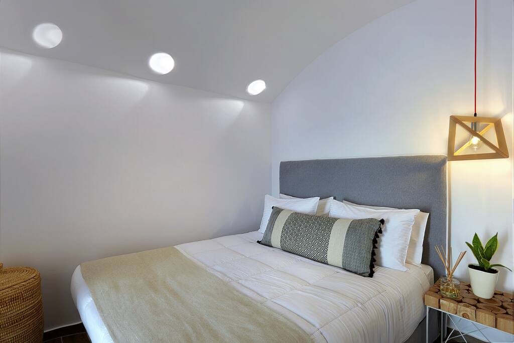 Bedroom with view to the volcano .
