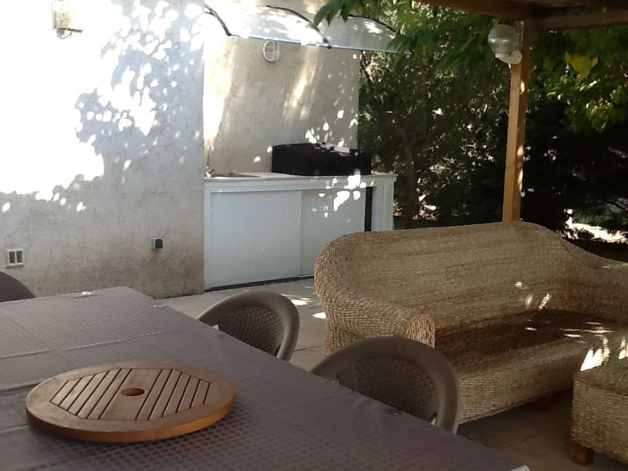 terrasse avec le barbecue