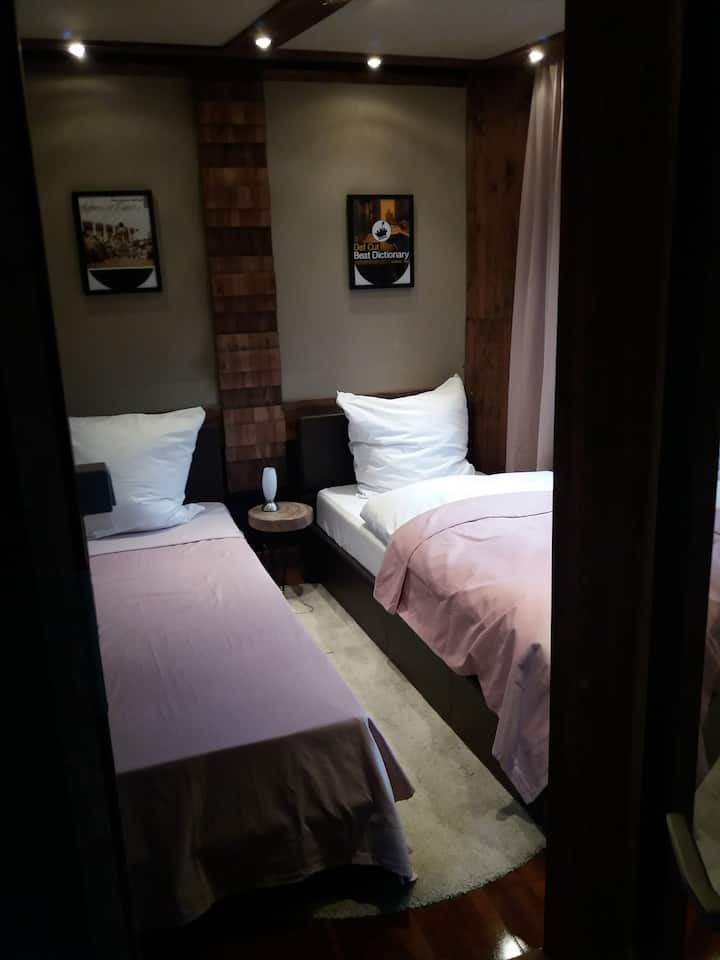 房间非常小，配有两张单人床，与大卧室分开，穿过带剪刀的格拉斯墙