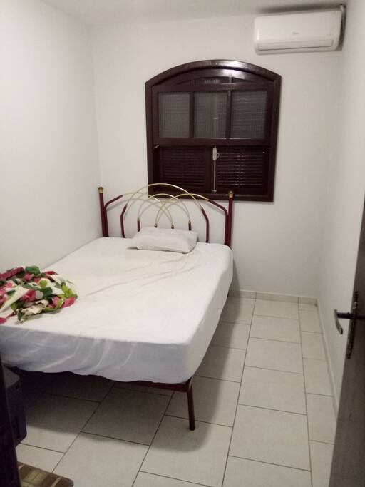Quarto para casal com ar condicionado. da pra colocar um colchão