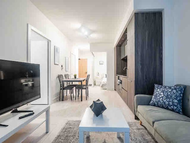 5 Star Location At the Nobu 2BD/2BTH Gym & WIFI