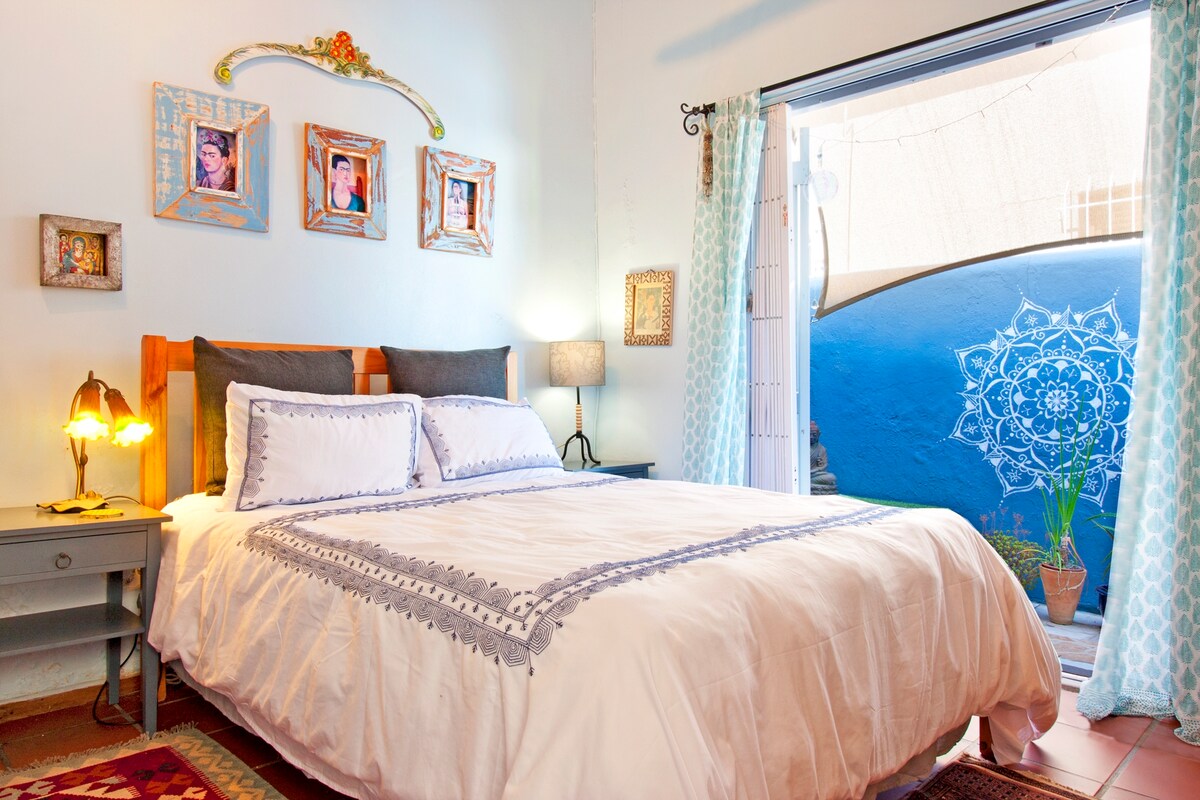 这是主卧室配有一张双人床。 它有通往露台的法式门。 浴室/湿房位于这间卧室的套房。