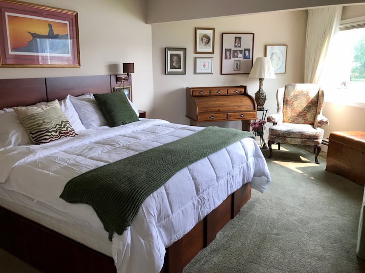 Suite principal con baño privado.