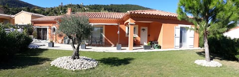 Quiet neighborhood villa in the heart of Provencal village
