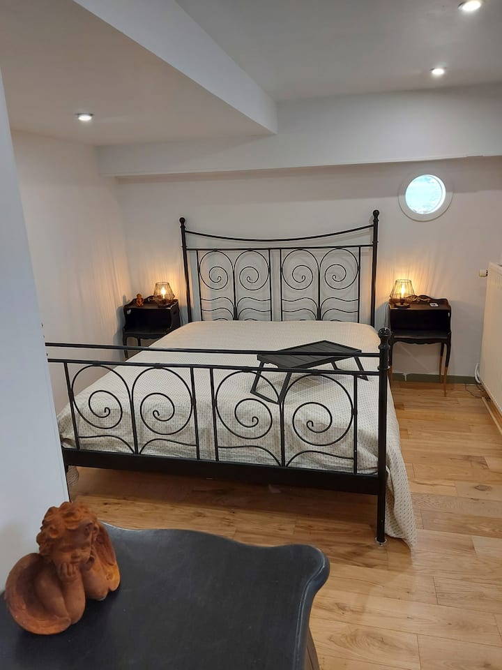 14 m2 værelse i barokstil. Komfortabel 160 x 200 seng (bambusmadras). Dyne og puder er inkluderet. Sørg for sengetøj om natten (1 faconlagen, 2 kasser, 1 dynebetræk på 200 x 200). Sengetøj er ikke inkluderet.