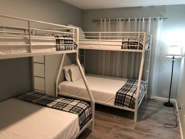 חדר שינה שלישי, מיטת קומותיים זוגית מלאה