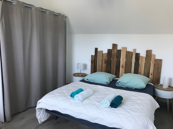 ห้องนอนชั้นบนห้องแต่งตัว
แพคเกจผ้าปูที่นอนและชุดผ้าเช็ดตัวตามคำขอ