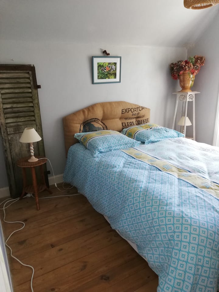 Nová posteľ 140, dve elektrické zásuvky na každej strane postele. 