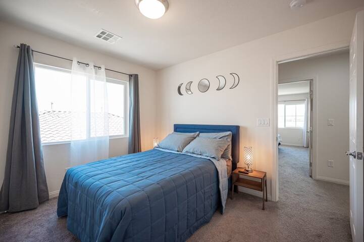 Spacious &Cheerful 4-Bedrooms indoor w/fireplace gallery image 2