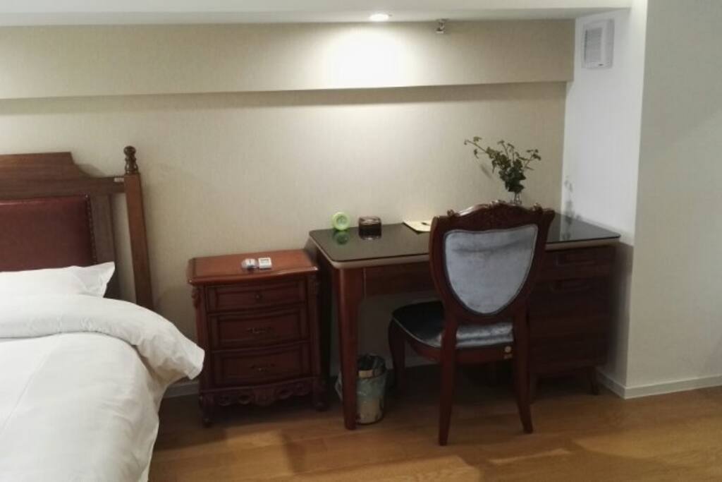 床头柜