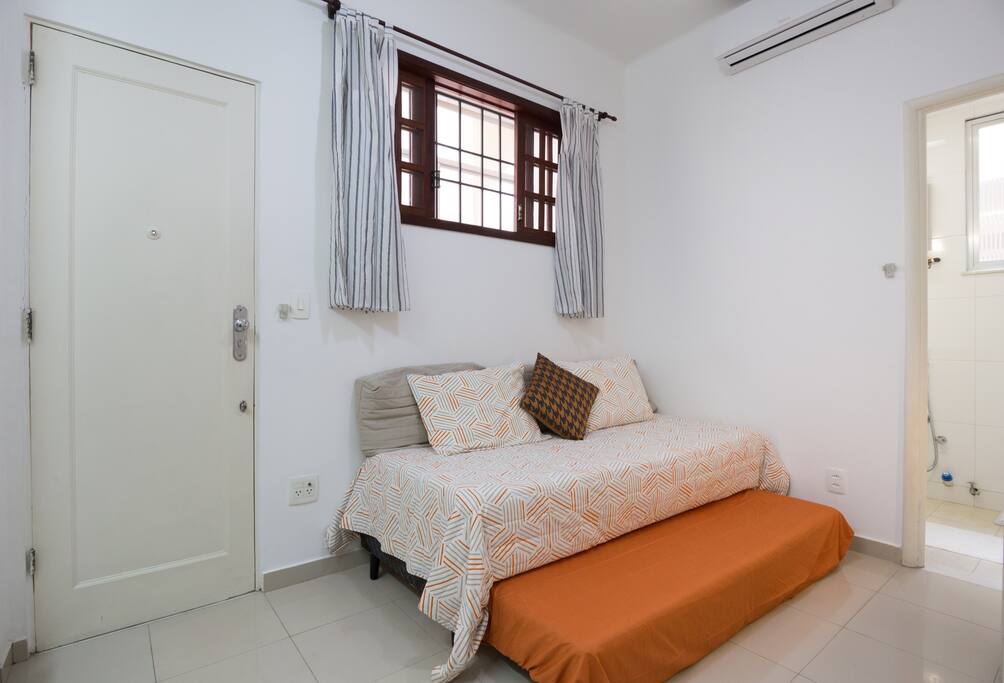Segunda cama, tipo bicama;
Second hidden bed