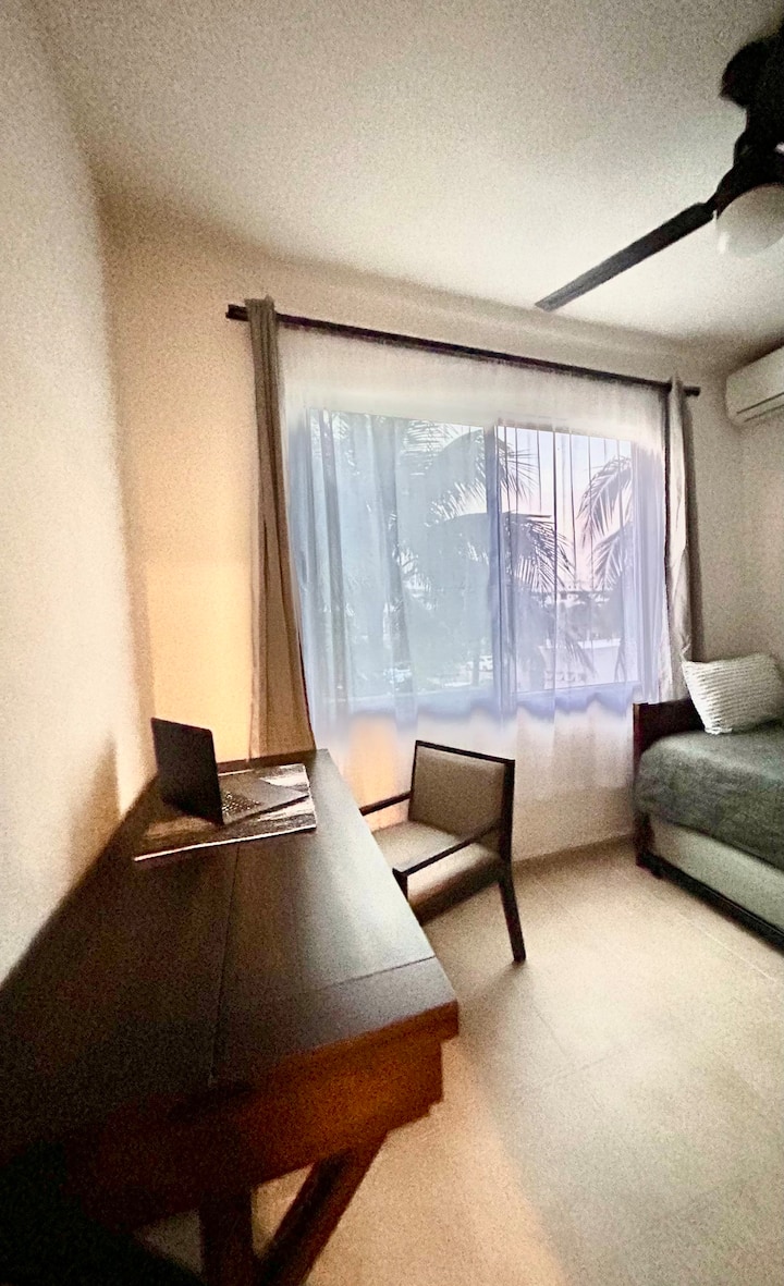 אזור עבודה בחדר פרטי 