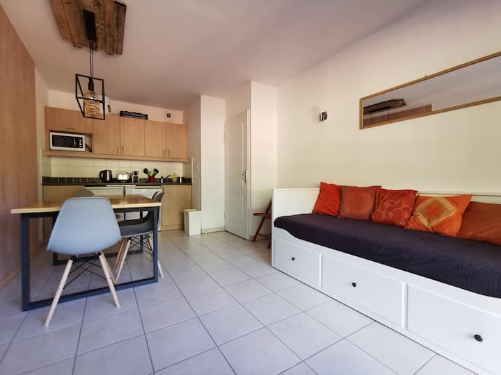 Divan-krevat në dhomën e ndenjjes 