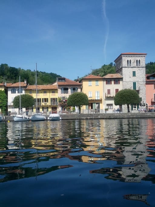 la casa vista dal lago