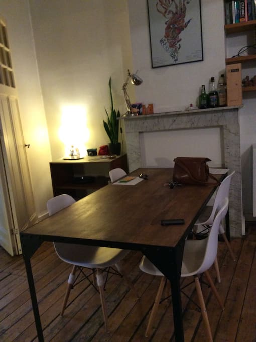 Grote eettafel in 1e deel van de living.