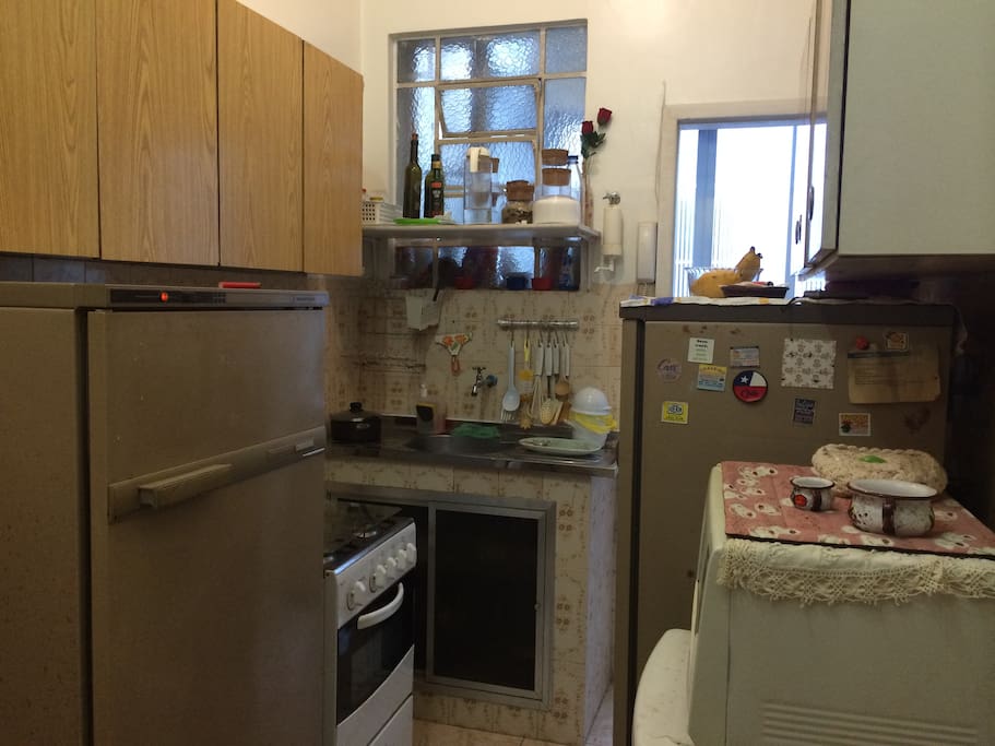 cozinha com acesso máquina de lavar