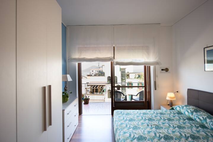 Panorama Vesuvius central (in front of the metro) gallery image 4