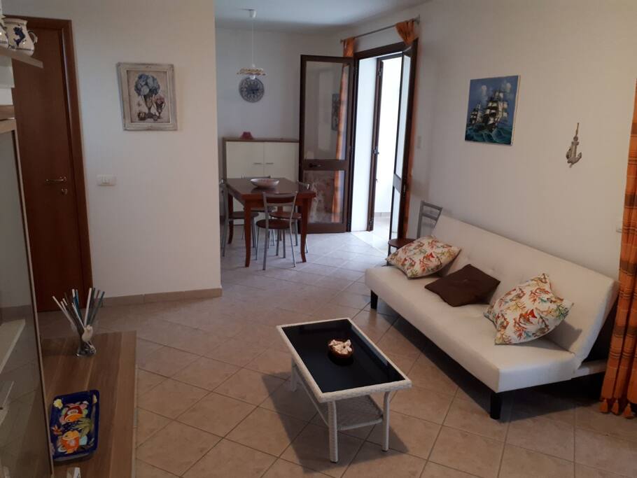 Cucina compresa di bagno e divano letto.