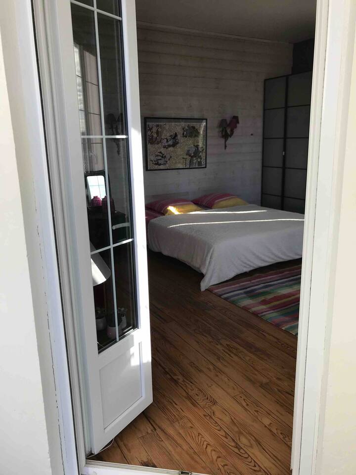 Balkón s výhľadom na spálňu hlavného apartmánu 2 