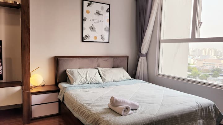 يقع السرير بجانب نافذة كبيرة ويطل على منظر جميل من الطابق العلوي. بهدوء وبارد، خاصة في الليل مع أضواء متلألئة. ☘️⚘️