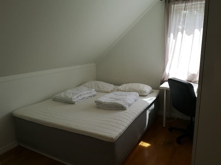 غرفة النوم 1 في الطابق الثالث. 150 سم السرير. 