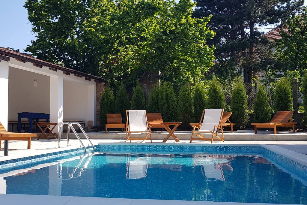 VILLA SUBURBIA, BELGRADE close to CENTER/POOL/NEW Houses for Rent in