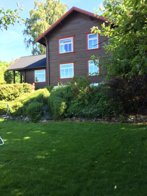 Huset og en del av hagen. Solrik og usjenert