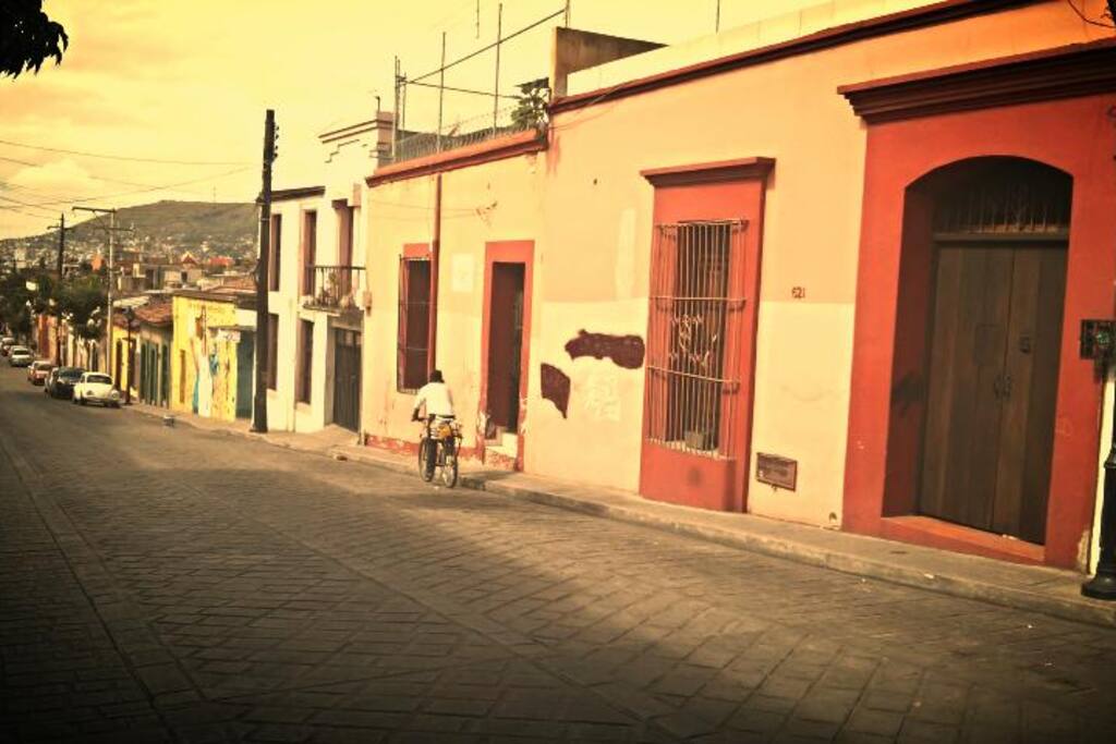 Calle Porfirio Díaz hermosa calle a unos metros del mercado del Carmen y restaurantes y la Iglesia de Santo Domingo