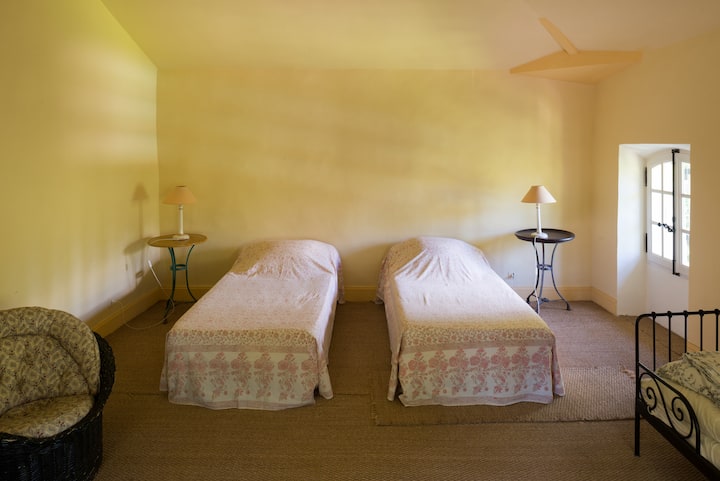 ห้องนอน 5 ชั้น 1: เตียงคู่ 2 หลัง + เตียงเด็ก 1 หลัง