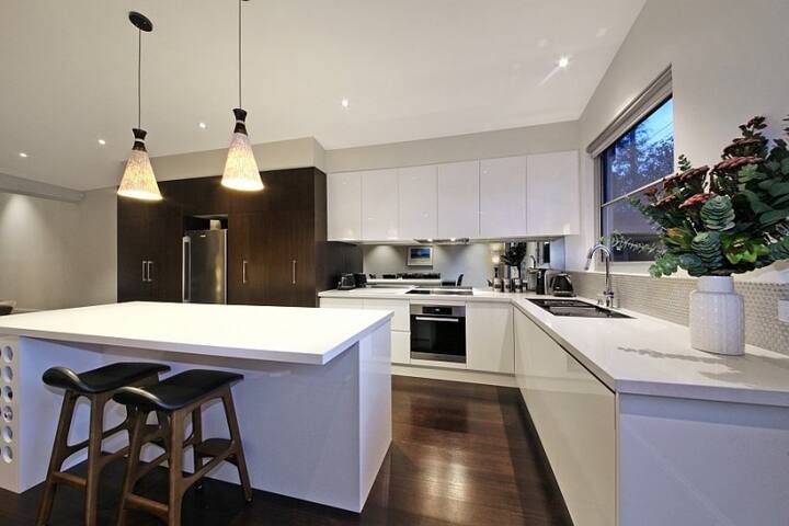 Stylish Home 3BR – Heart of Prahran gallery image 2