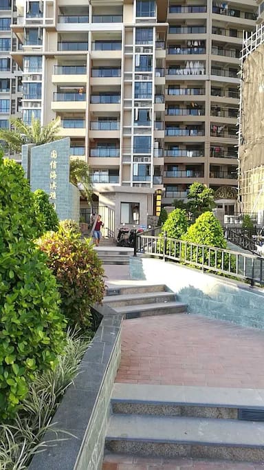 小区门口,热闹安全!