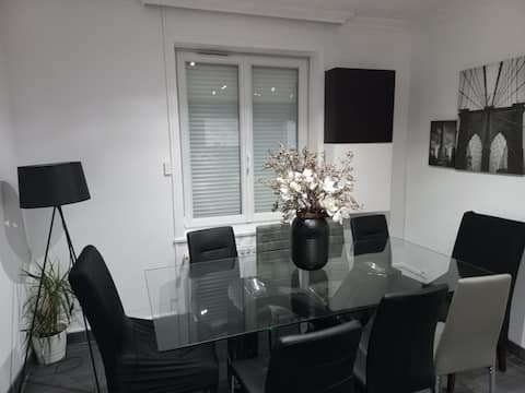Top Airbnb: Large townhouse 15 min from Lille by metro in Croix
