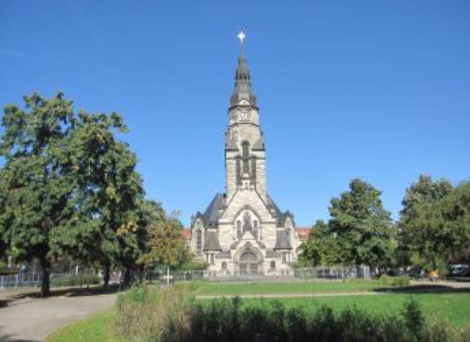 Das ist die Aussicht, wenn du die Haustür verlässt. Diese wirklich schöne Kirche ist direkt von der Wohnung zu sehen und bringt in den Abendstunden einen Charme.