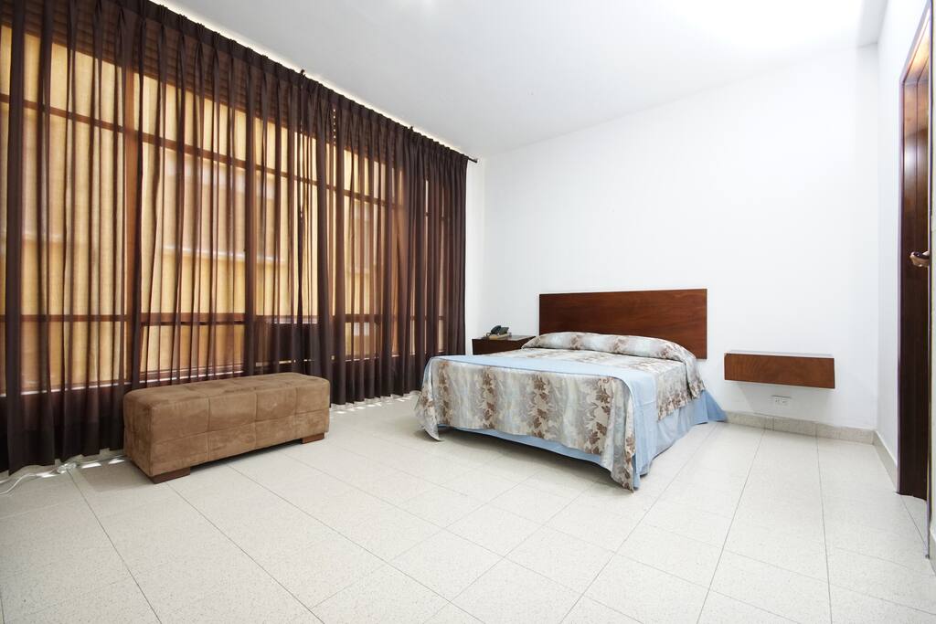 habitación matrimonial con aire acondicionado