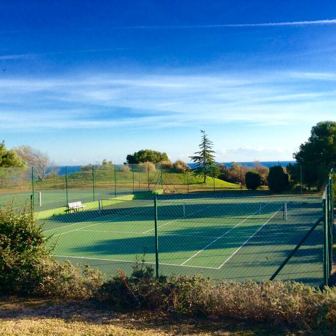 2 courts de tennis