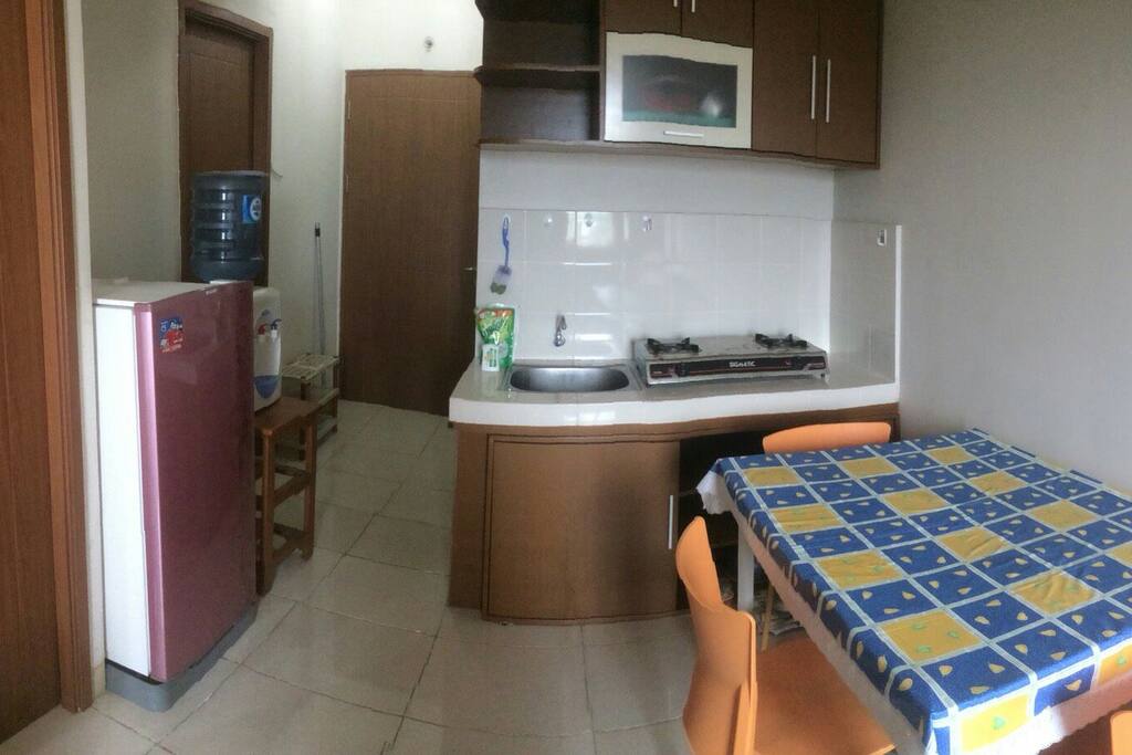 Bagian ruang tamu yang terdiri dari:
1. Full set kitchen termasuk alat masak Dan alat makan
2. Kulkas
3. Dispenser
4. Westafel
5. Meja Dan kursi makan