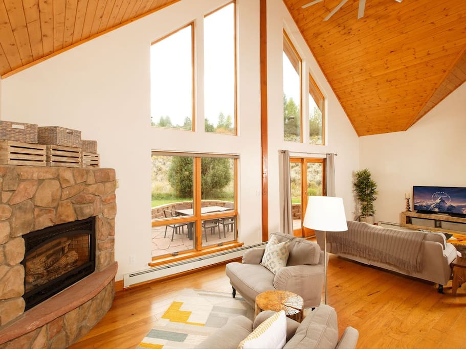 Living Room w/ Gas Fireplace