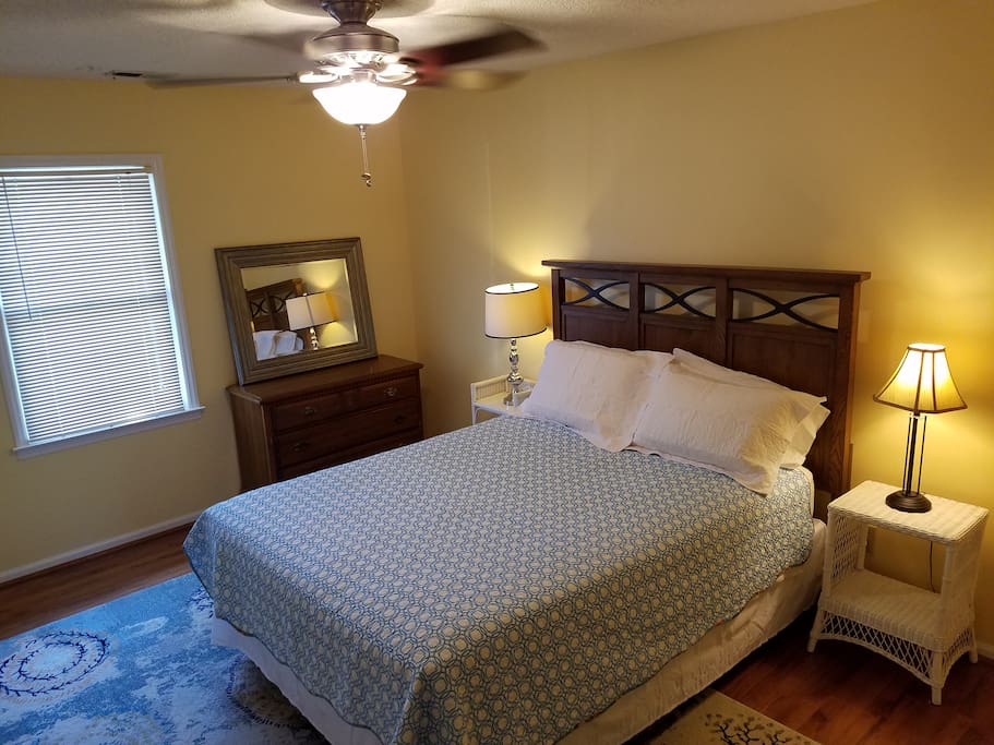 Second bedroom with queen bed
