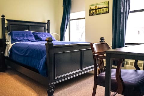 Spacious room with a double bed in heart of BK